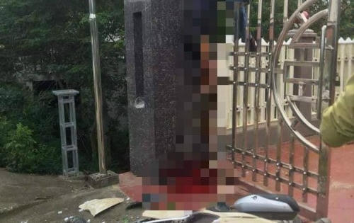 Lái xe máy với tốc độ "siêu cao", người đàn ông tử vong trên cửa cổng nhà dân