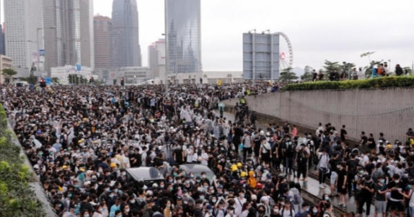 Hình ảnh quốc tế ấn tượng: 'Biển người' tiếp tục biểu tình, Hong Kong hoãn thảo luận dự luật dẫn độ
