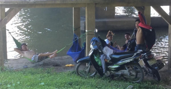 Muôn kiểu tránh nắng gay gắt của người dân Cố đô Huế