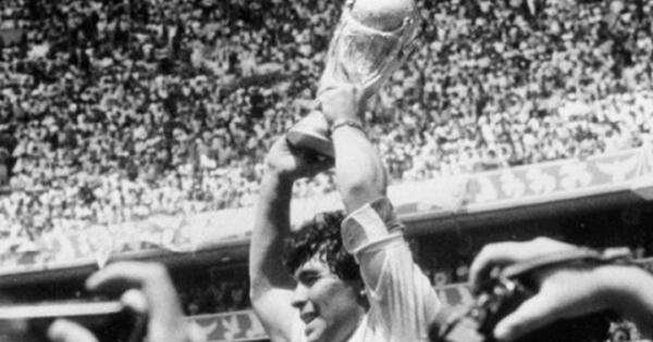 Thế giới tiếc thương Maradona