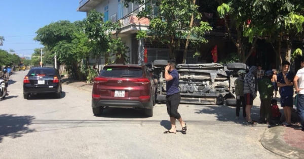 Clip ghi lại khoảnh khắc xe bán tải Ford Ranger bị tông lật ngay giữa ngã tư