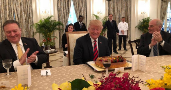 Ông Trump bất ngờ được tặng bánh sinh nhật trong cuộc gặp với Thủ tướng Singapore Ông Trump bất ngờ được tặng bánh sinh nhật trong cuộc gặp với Thủ tướng Singapore