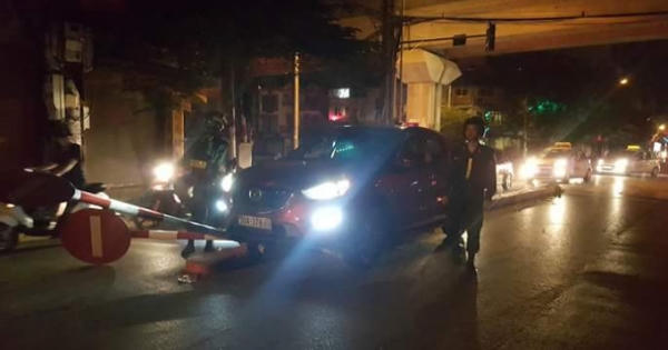 Hà Nội: Xe Mazda CX5 "hạ gục" 2 biển báo, trèo lên dải phân cách Hà Nội: Xe Mazda CX5 "hạ gục" 2 biển báo, trèo lên dải phân cách