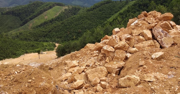 Núp bóng cải tạo vườn đồi, nhóm 'quặng tặc' đưa máy móc khai thác trái phép đá thạch anh ở Nghệ An