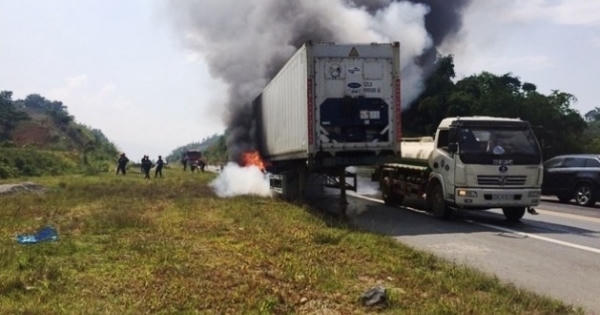 Những cú phanh gấp "chết người" khiến dàn lốp xe bốc cháy