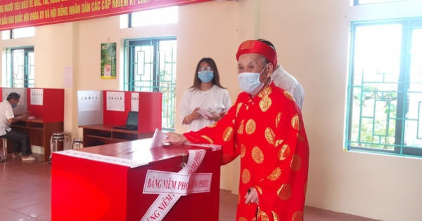 Những cử tri đặc biệt trong ngày hội bầu cử của cả nước