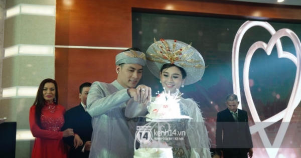 Lâm Khánh Chi hôn đắm đuối chú rể, thay váy đỏ nổi bần bật như công chúa trong lễ cưới Lâm Khánh Chi hôn đắm đuối chú rể, thay váy đỏ nổi bần bật như công chúa trong lễ cưới