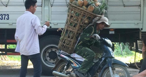 Người đàn ông đeo 130kg dứa trên vai đến bán khiến thương lái không tin vào mắt mình