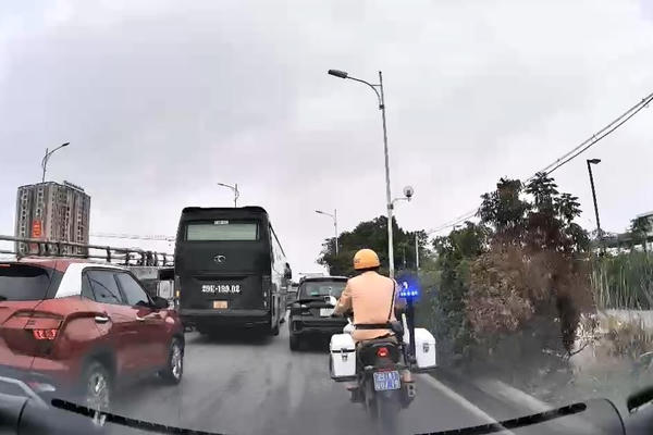 CSGT Hà Nội hỗ trợ đưa bệnh nhân viêm ruột thừa cấp đi phẫu thuật kịp thời