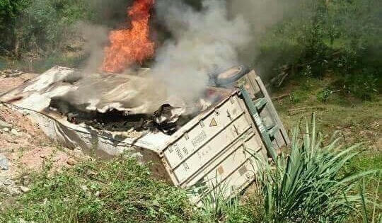Quảng Bình: Xe tải lao xuống vực rồi bốc cháy, tài xế tử vong trong cabin