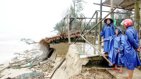 Các tỉnh miền Trung tiếp tục gánh nhiều thiệt hại do bão số 13