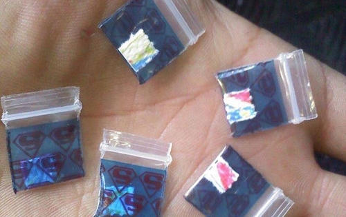 Các "triệu chứng" của người chơi ma túy tem giấy Các "triệu chứng" của người chơi ma túy tem giấy