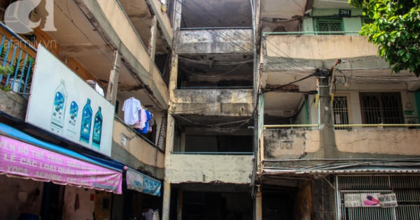 Người Sài Gòn sống trong chung cư xuống cấp, tường nhà nứt toác phải cột bằng dây kẽm, đổ sập bất cứ lúc nào