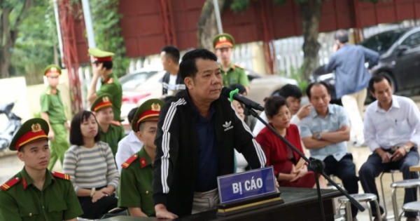 Giám đốc rút súng đe doạ 'bắn vỡ sọ' tài xế xe tải lĩnh án 18 tháng tù