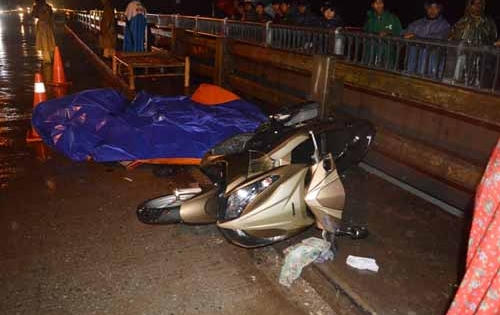 Quảng Ngãi: Xe máy húc thành cầu Ô Song, một người tử vong