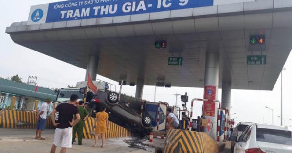 Clip khoảnh khắc xế hộp tông thẳng vào trạm thu giá