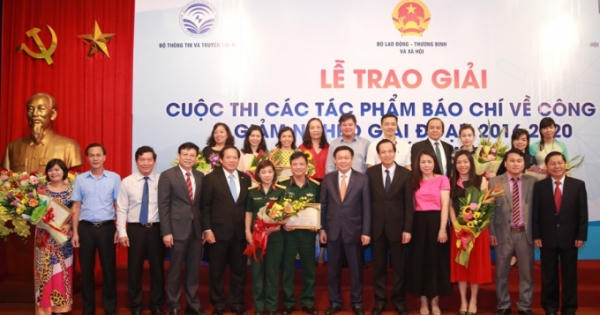 Phó Thủ tướng Vương Đình Huệ trao giải cuộc thi tác phẩm báo chí về công tác giảm nghèo