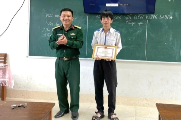 Vụ máy bay quân sự rơi ở Đắk Lắk: Khen thưởng nam sinh lớp 11 kịp thời cứu phi công bị thương