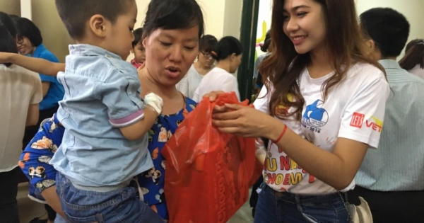 Hoa khôi sinh viên Hà Nội mang nụ cười đến với bệnh nhi Bệnh viện Đống Đa