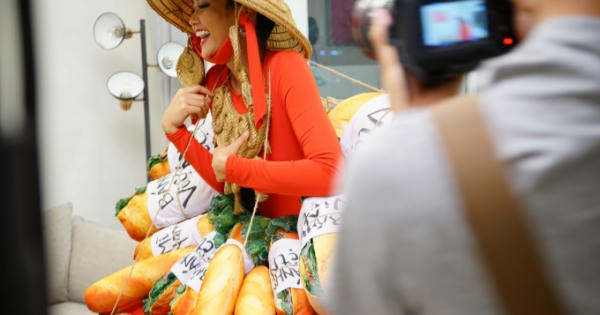 Ngỡ ngàng khi Hoa hậu H'hen Niê diện trang phục có cả rổ bánh mì Ngỡ ngàng khi Hoa hậu H'hen Niê diện trang phục có cả rổ bánh mì