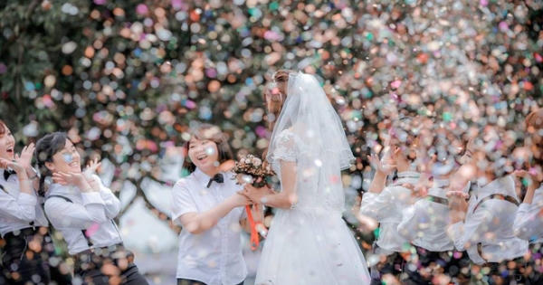 Ngỡ ngàng với bộ ảnh kỷ yếu 37 chú rể tranh giành một cô dâu