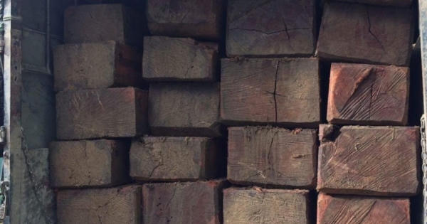 Thừa Thiên Huế: Phát hiện nhiều khối gỗ Hương không rõ nguồn gốc trên xe khách