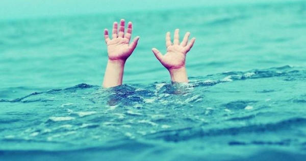 Bé trai tử vong tại bể bơi vì đi tìm bố và anh trai