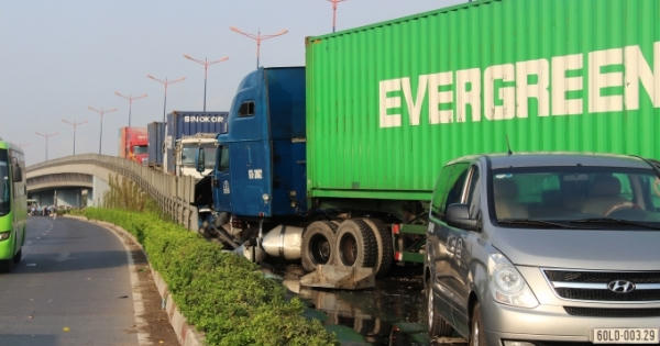 Cận cảnh hiện trường vụ tai nạn liên hoàn trên cầu vượt ngã tư Thủ Đức Cận cảnh hiện trường vụ tai nạn liên hoàn trên cầu vượt ngã tư Thủ Đức