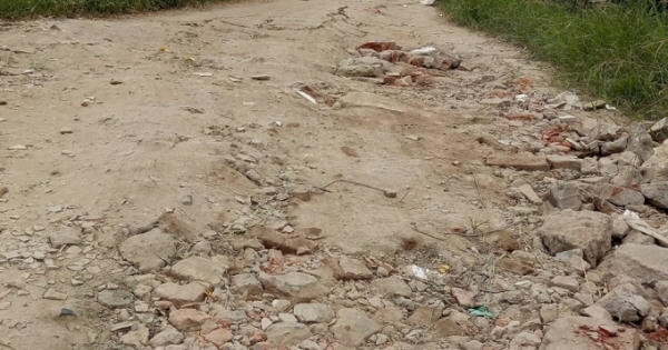 Đường bê tông nông thôn mới nát tươm vì "có hạn sử dụng" ở Thanh Trì