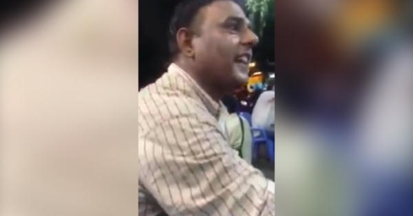 TP HCM: Người nước ngoài bán hàng rong mưu sinh