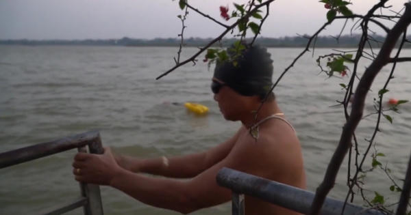 Người Hà Nội tắm sông giữa mùa đông 'cắt da cắt thịt'