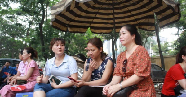 Thi THPT Quốc gia 2019: Phụ huynh "căng như dây đàn" ở bên ngoài lo cho con đang ở trong phòng thi Thi THPT Quốc gia 2019: Phụ huynh "căng như dây đàn" ở bên ngoài lo cho con đang ở trong phòng thi