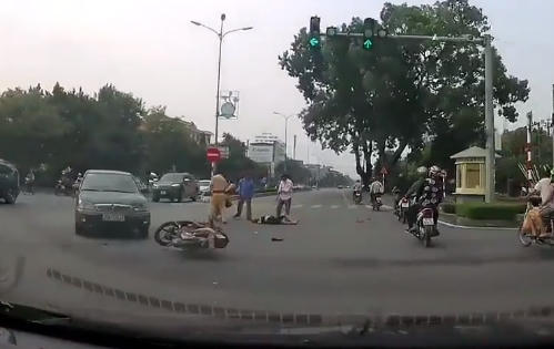 Lạng lách đánh võng, nam thanh niên nhận hậu quả ngay lập tức