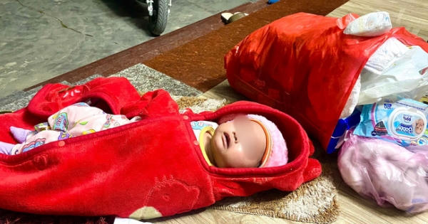 Bé trai 2 tháng tuổi bị bỏ rơi trước cửa nhà dân