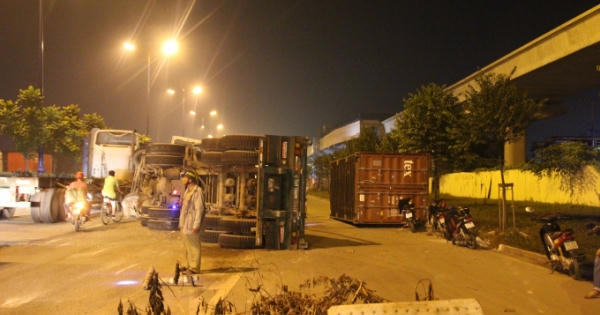 Tài xế xe container ép nhau lật nhào, nhiều người một phen thót tim Tài xế xe container ép nhau lật nhào, nhiều người một phen thót tim