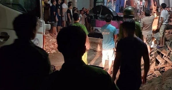 Hà Nội: Nhà đang xây bất ngờ đổ sập, vùi lấp 4 người