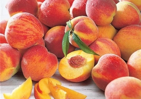 ‘Tắm’ phèn chua cho quả đào tươi bắt mắt