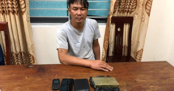 Cặp vợ chồng hờ vứt heroin đâm thẳng xe vào công an mở đường thoát thân