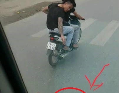 Công an tạm giữ hành chính 2 nam thanh niên rải đinh trước đầu ô tô