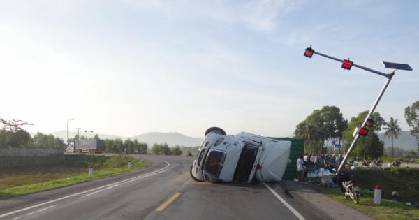 Quảng Ngãi: Người dân giúp tài xế gom trái cây sau khi xe container bị lật Quảng Ngãi: Người dân giúp tài xế gom trái cây sau khi xe container bị lật