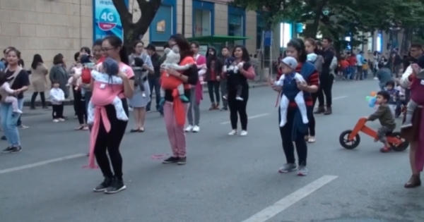 Video: Hàng chục mẹ 'bỉm sữa' địu bé nhảy vui nhộn trên phố đi bộ Hà Nội