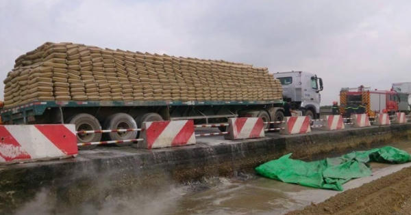 Xe container cháy ngùn ngụt trên cao tốc Pháp Vân - Cầu Giẽ