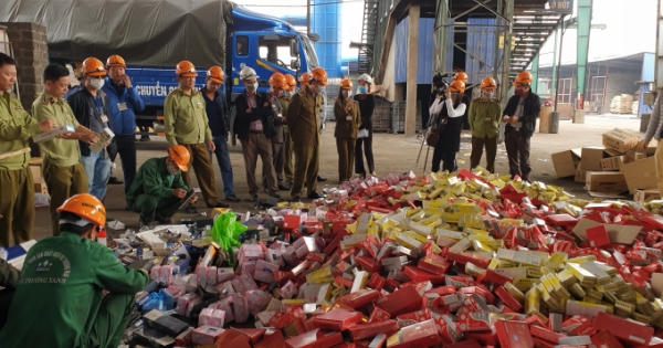Hà Nội: Tiêu huỷ 63 tấn hàng hoá vi phạm trị giá gần 6 tỷ đồng Hà Nội: Tiêu huỷ 63 tấn hàng hoá vi phạm trị giá gần 6 tỷ đồng