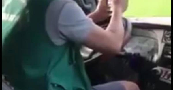 Ớn lạnh khi xem video tài xế xe buýt vừa chơi điện thoại vừa lái xe bằng khuỷu tay