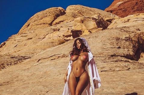 Demi Rose tung ảnh bán nude siêu nóng bỏng, gây 'bão' cộng đồng mạng