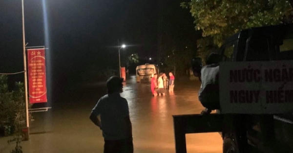 Bất chấp cảnh báo, xe buýt vẫn đi vào đường ngập sâu, suýt bị cuốn trôi