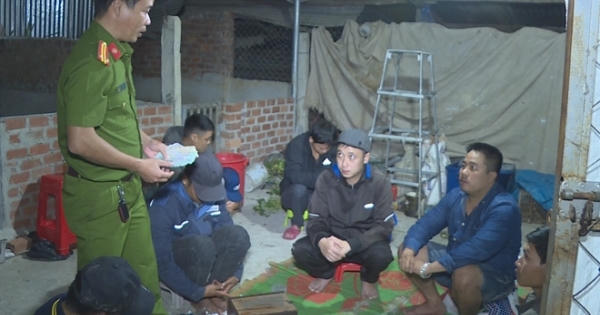 Đắk Lắk: Bắt quả tang nhóm người đang say sưa sát phạt trên chiếu bạc