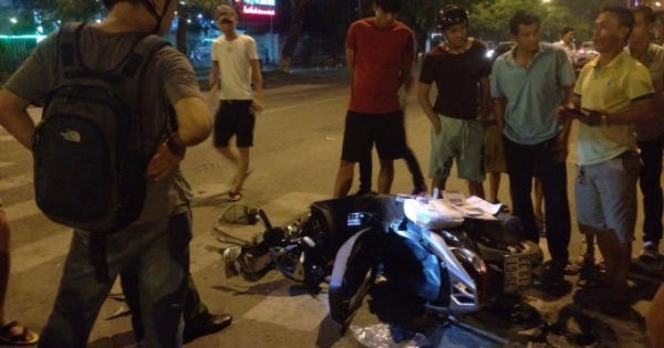 Huế: Trong đêm khuya xe máy và taxi “va” nhau 1 người nguy kịch