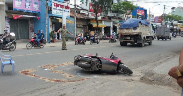 Đi khám bệnh về, hai vợ chồng gặp nạn dưới bánh xe ben
