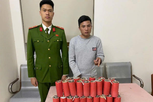 Phát hiện đối tượng buôn bán pháo nổ, tàng trữ heroin trước cổng bệnh viện ở Hà Nội